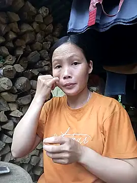 Snapshot of hanghuong chatting on October 15, 2025, 12:11 am hanghuong online show from October 15, 2025, 12:11 am