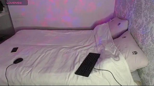 Snapshot of LilleLille chatting on October 8, 2025, 3:48 am LilleLille online show from October 8, 2025, 3:48 am