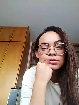 Mia 469 online show from October 8, 2025, 8:50 pm