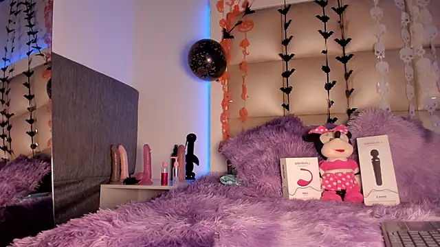Mia Petitejs online show from October 17, 2025, 5:43 am