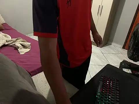 Snapshot of MakoVins chatting on November 11, 2025, 8:20 pm MakoVins online show from November 11, 2025, 8:20 pm