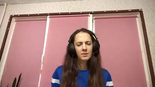 Snapshot of DominiqueFarria chatting on October 16, 2025, 3:35 pm DominiqueFarria online show from October 16, 2025, 3:35 pm