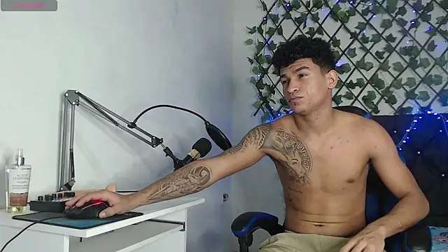 Snapshot of Angel_LatinGuy chatting on October 31, 2025, 8:32 pm Angel LatinGuy online show from October 31, 2025, 8:32 pm