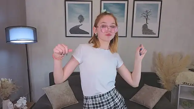 Snapshot of LinhFerrales chatting on October 15, 2025, 11:32 am LinhFerrales online show from October 15, 2025, 11:32 am