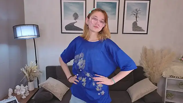 Snapshot of LinhFerrales chatting on October 17, 2025, 10:07 am LinhFerrales online show from October 17, 2025, 10:07 am