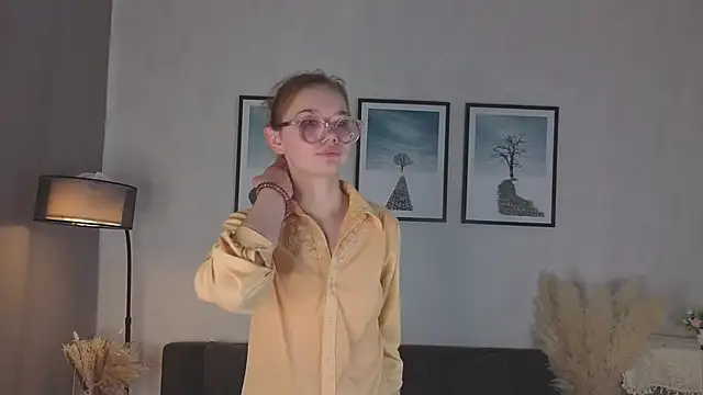 Snapshot of LinhFerrales chatting on October 18, 2025, 10:05 am LinhFerrales online show from October 18, 2025, 10:05 am