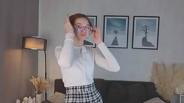 Snapshot of LinhFerrales chatting on October 19, 2025, 10:05 am LinhFerrales online show from October 19, 2025, 10:05 am