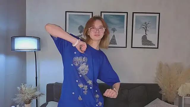 Snapshot of LinhFerrales chatting on October 21, 2025, 10:05 am LinhFerrales online show from October 21, 2025, 10:05 am