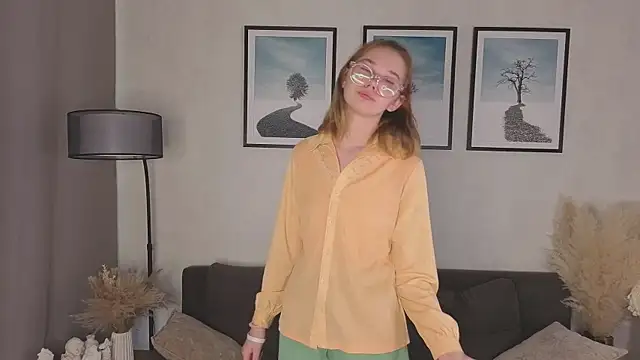 Snapshot of LinhFerrales chatting on October 22, 2025, 10:04 am LinhFerrales online show from October 22, 2025, 10:04 am