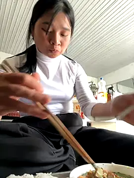 Snapshot of Linh-xxx chatting on November 2, 2025, 4:37 am Linh-xxx online show from November 2, 2025, 4:37 am