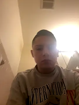 Snapshot of Feloh95 chatting on November 12, 2025, 2:28 pm Feloh95 online show from November 12, 2025, 2:28 pm