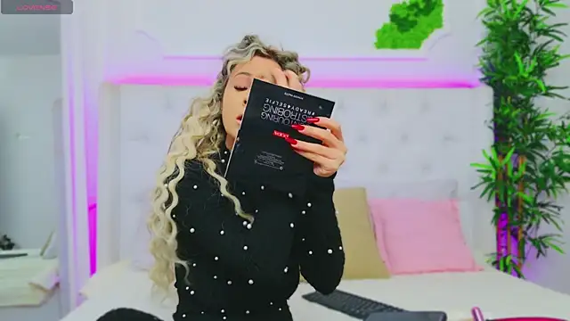 Snapshot of AriannaSins chatting on January 6, 2025, 1:19 pm AriannaSins online show from January 6, 2025, 1:19 pm