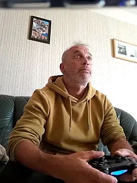 Snapshot of Ptitcouic chatting on October 16, 2025, 1:45 pm Ptitcouic online show from October 16, 2025, 1:45 pm