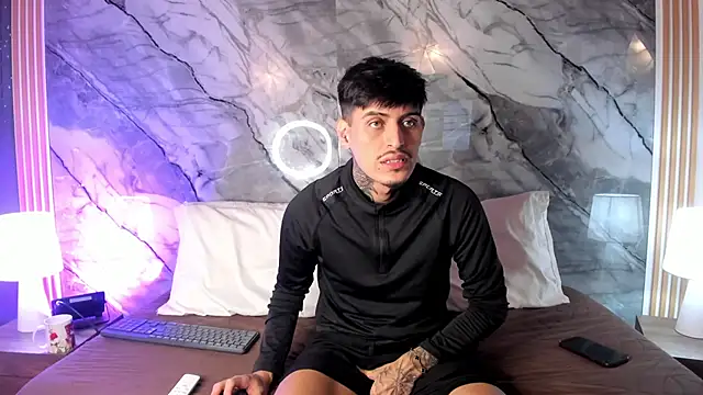 Snapshot of enzorodriguezz chatting on November 11, 2025, 1:00 pm enzorodriguezz online show from November 11, 2025, 1:00 pm