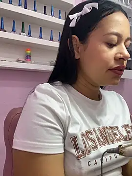 Snapshot of PaulaCruz01 chatting on October 25, 2025, 4:24 pm PaulaCruz01 online show from October 25, 2025, 4:24 pm