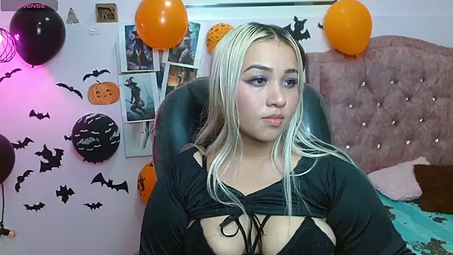 Snapshot of Katicamorada chatting on October 29, 2025, 4:04 am Katicamorada online show from October 29, 2025, 4:04 am