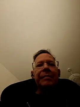 Snapshot of English1976 chatting on October 28, 2025, 6:54 pm English1976 online show from October 28, 2025, 6:54 pm