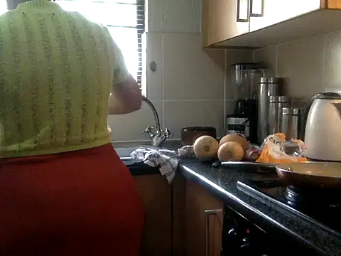 Snapshot of NewBeginnings8 chatting on November 1, 2025, 11:23 am NewBeginnings8 online show from November 1, 2025, 11:23 am