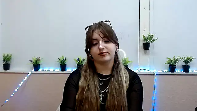 Snapshot of Dance__Queen chatting on November 3, 2025, 11:55 am Dance Queen online show from November 3, 2025, 11:55 am