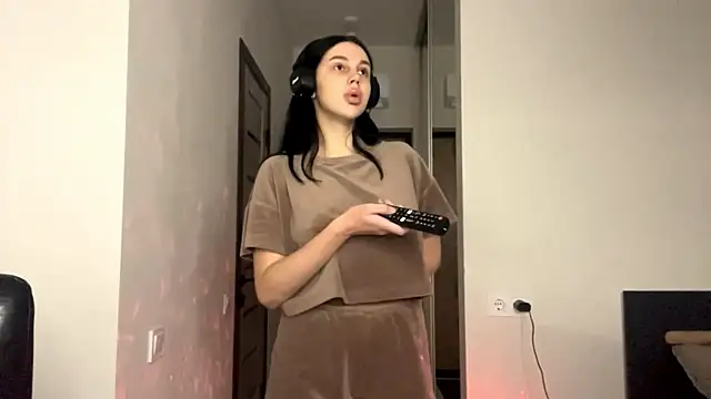 Snapshot of EliseBonser chatting on November 3, 2025, 6:53 pm EliseBonser online show from November 3, 2025, 6:53 pm