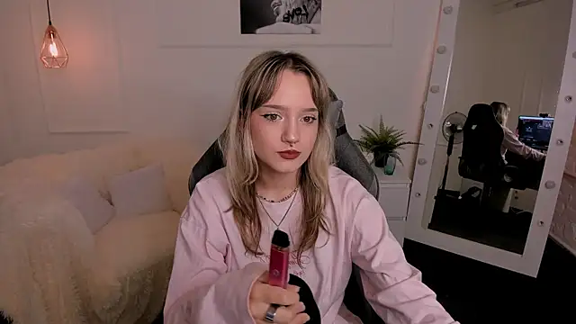 Snapshot of ElsiHill chatting on November 2, 2025, 1:35 pm ElsiHill online show from November 2, 2025, 1:35 pm