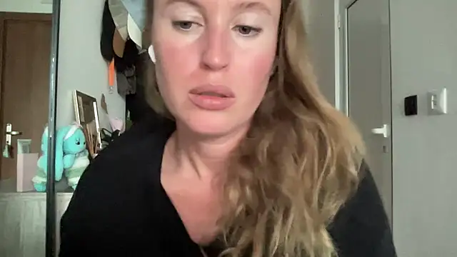 Snapshot of Ameli8 chatting on November 5, 2025, 1:00 pm Ameli8 online show from November 5, 2025, 1:00 pm