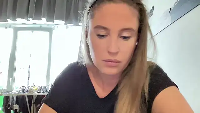 Snapshot of Ameli8 chatting on November 7, 2025, 12:49 pm Ameli8 online show from November 7, 2025, 12:49 pm