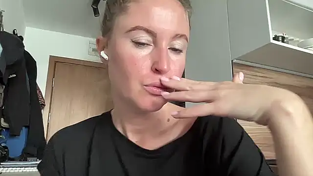 Snapshot of Ameli8 chatting on November 9, 2025, 10:57 am Ameli8 online show from November 9, 2025, 10:57 am