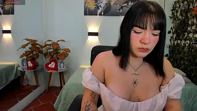 Snapshot of pixie_kat chatting on November 8, 2025, 10:52 pm pixie kat online show from November 8, 2025, 10:52 pm