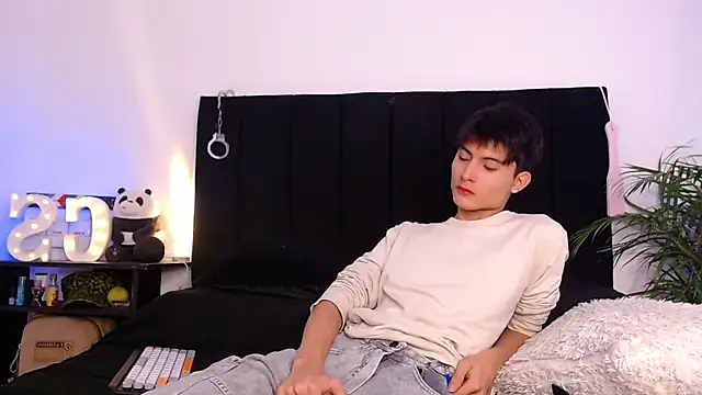 Snapshot of thomasbennett_ chatting on November 8, 2025, 11:54 am thomasbennett online show from November 8, 2025, 11:54 am