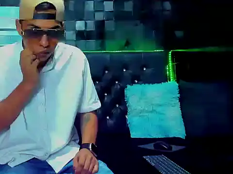 Snapshot of antonycres chatting on November 11, 2025, 12:16 pm antonycres online show from November 11, 2025, 12:16 pm