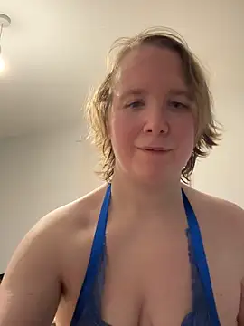 Snapshot of MollyWest_ chatting on November 13, 2025, 7:24 pm MollyWest online show from November 13, 2025, 7:24 pm