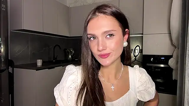 MagdaLavezzo online show from November 18, 2025, 2:32 pm