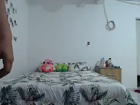 bellasarah2001 online show from November 19, 2025, 10:10 pm