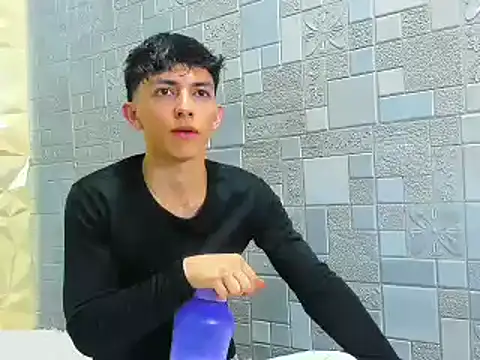 Snapshot of ElanGiraldo chatting on November 11, 2025, 10:32 pm ElanGiraldo online show from November 11, 2025, 10:32 pm