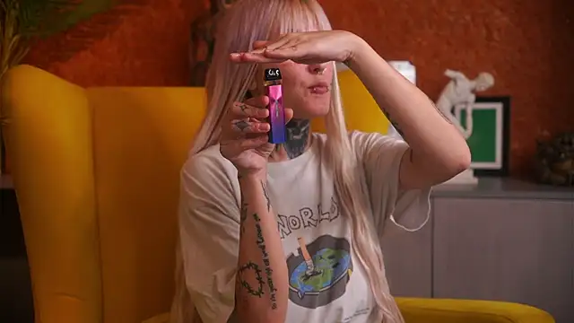 Snapshot of IsauraGarratt chatting on November 13, 2025, 12:15 pm IsauraGarratt online show from November 13, 2025, 12:15 pm