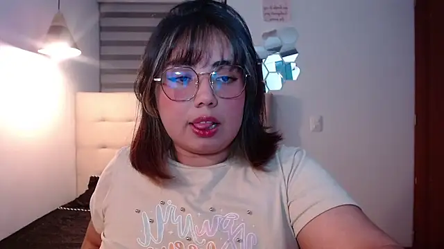 YiniBelle online show from November 20, 2025, 3:28 am