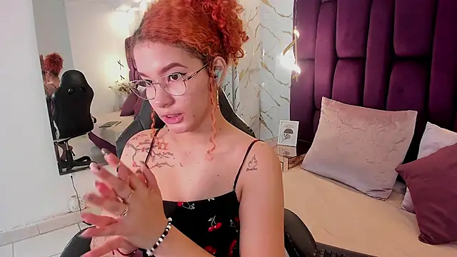 avrilwaynee online show from November 18, 2025, 1:04 pm