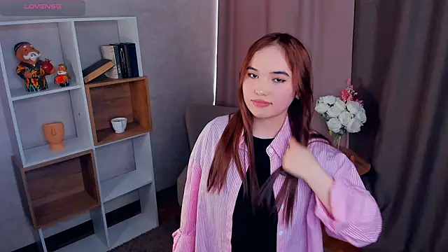 BetseyLaszlo online show from November 18, 2025, 7:35 am