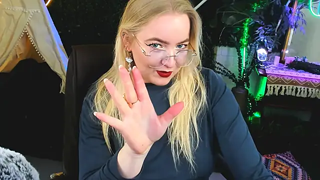 EllaPower online show from November 18, 2025, 3:16 pm