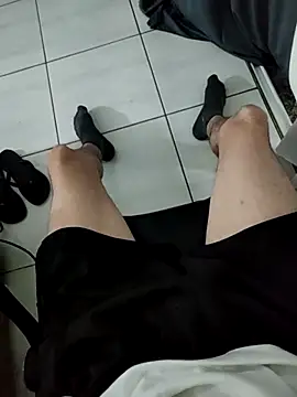 Snapshot of bnnzin chatting on November 17, 2025, 10:37 pm bnnzin online show from November 17, 2025, 10:37 pm