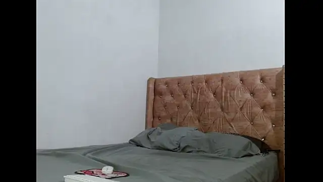 Snapshot of Alexx_and_Valentinoo chatting on November 18, 2025, 9:41 pm Alexx and Valentinoo online show from November 18, 2025, 9:41 pm