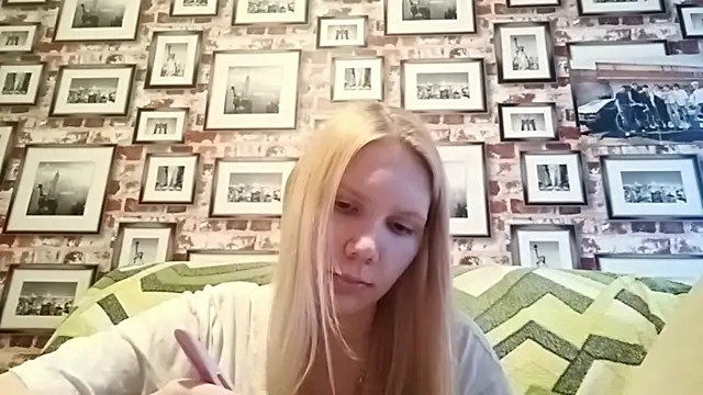 Snapshot of EvieBaggette chatting on November 20, 2025, 7:41 am EvieBaggette online show from November 20, 2025, 7:41 am