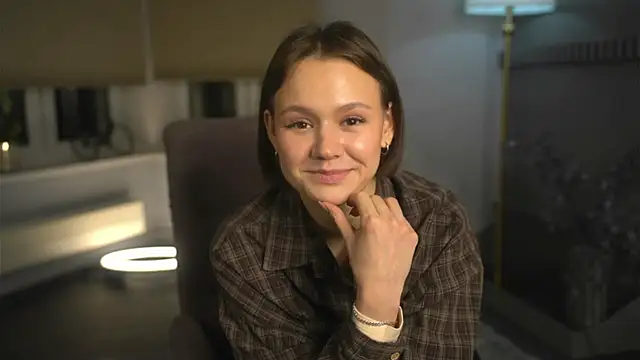 DeliaBernon online show from November 18, 2025, 1:04 pm