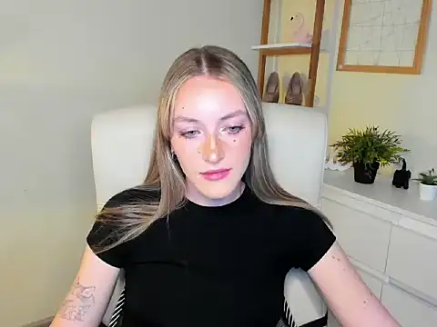 Snapshot of EvelynBlond chatting on November 21, 2025, 1:43 pm EvelynBlond online show from November 21, 2025, 1:43 pm