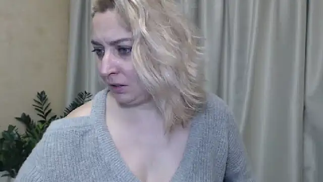 Snapshot of sweetpussy13 chatting on December 10, 2024, 10:17 am sweetpussy13 online show from December 10, 2024, 10:17 am
