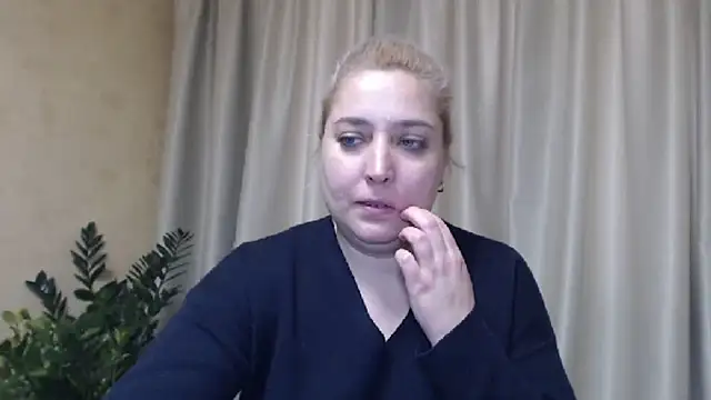 Snapshot of sweetpussy13 chatting on February 6, 2025, 9:53 am sweetpussy13 online show from February 6, 2025, 9:53 am