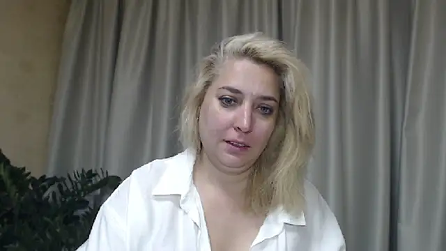 Snapshot of sweetpussy13 chatting on September 17, 2025, 5:31 am sweetpussy13 online show from September 17, 2025, 5:31 am