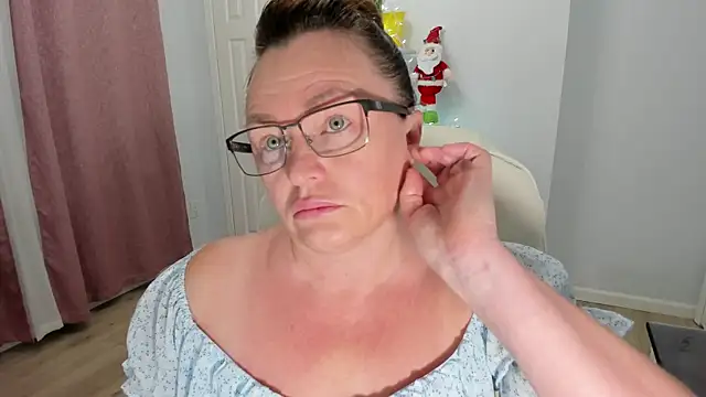 Snapshot of Vika73 chatting on December 4, 2024, 12:25 pm Vika73 online show from December 4, 2024, 12:25 pm