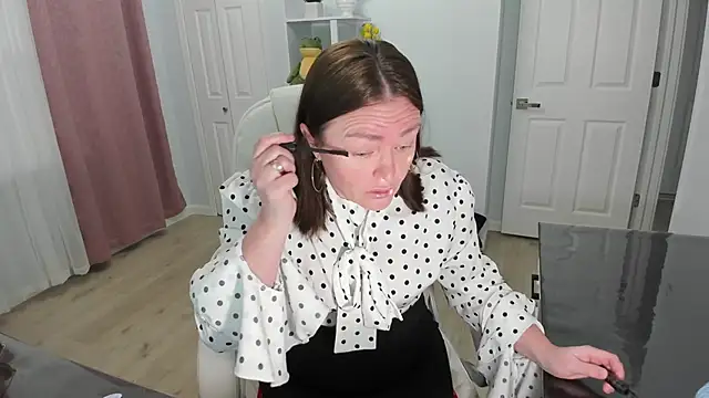 Snapshot of Vika73 chatting on February 19, 2025, 12:33 pm Vika73 online show from February 19, 2025, 12:33 pm